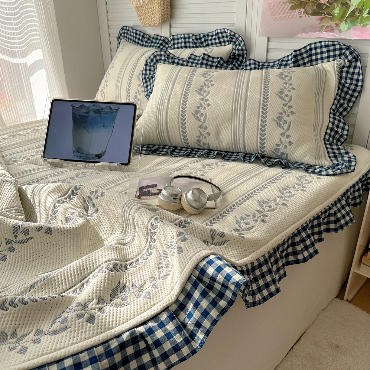 91家纺网 家纺一手货源 找家纺 桃子家居 2026新款A类韩版全棉色织花边工艺提花PE凉感凉席席子凉席三件套系列 PE花边席-花西子蓝