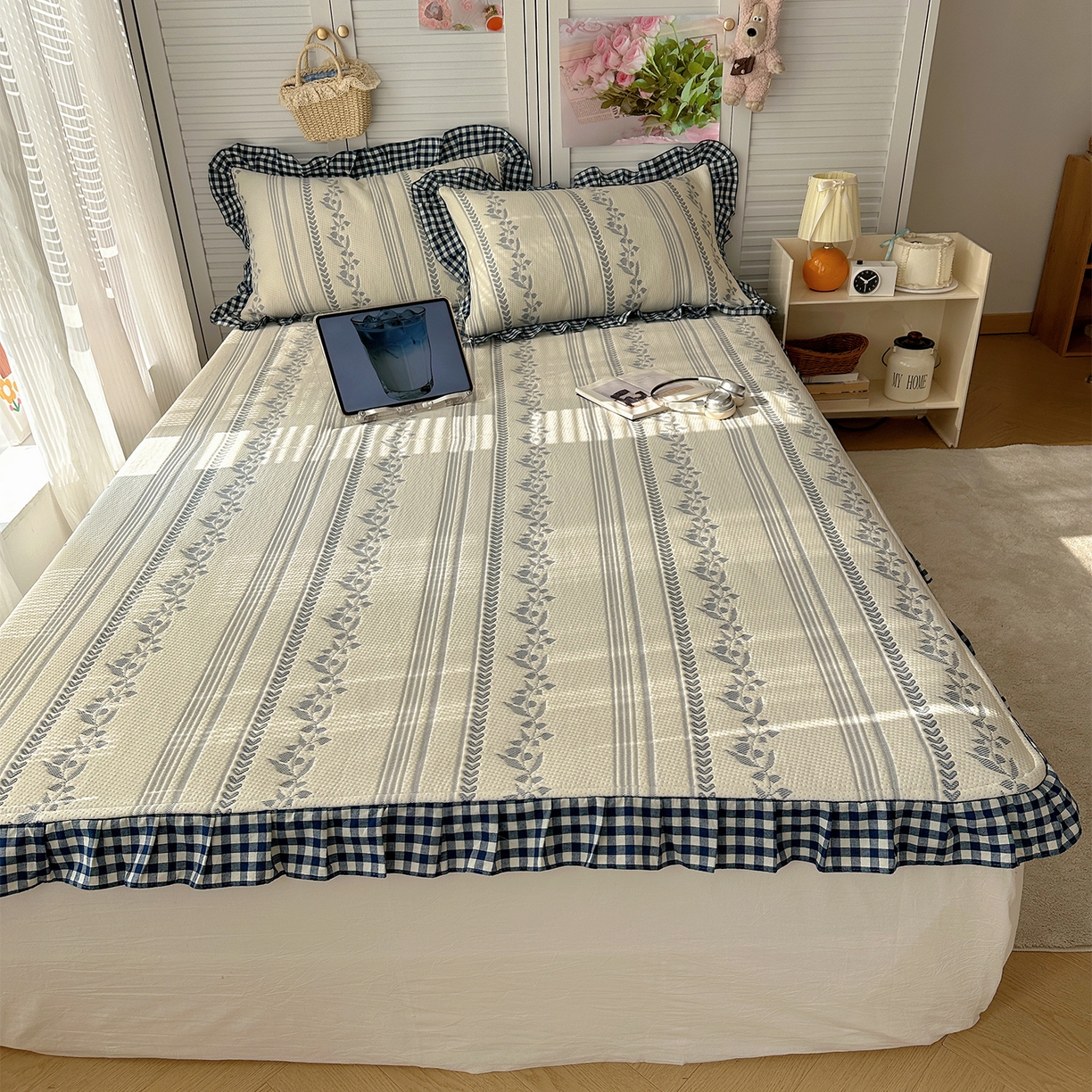 91家纺网 家纺一手货源 找家纺 桃子家居 2026新款A类韩版全棉色织花边工艺提花PE凉感凉席席子凉席三件套系列 PE花边席-花西子蓝