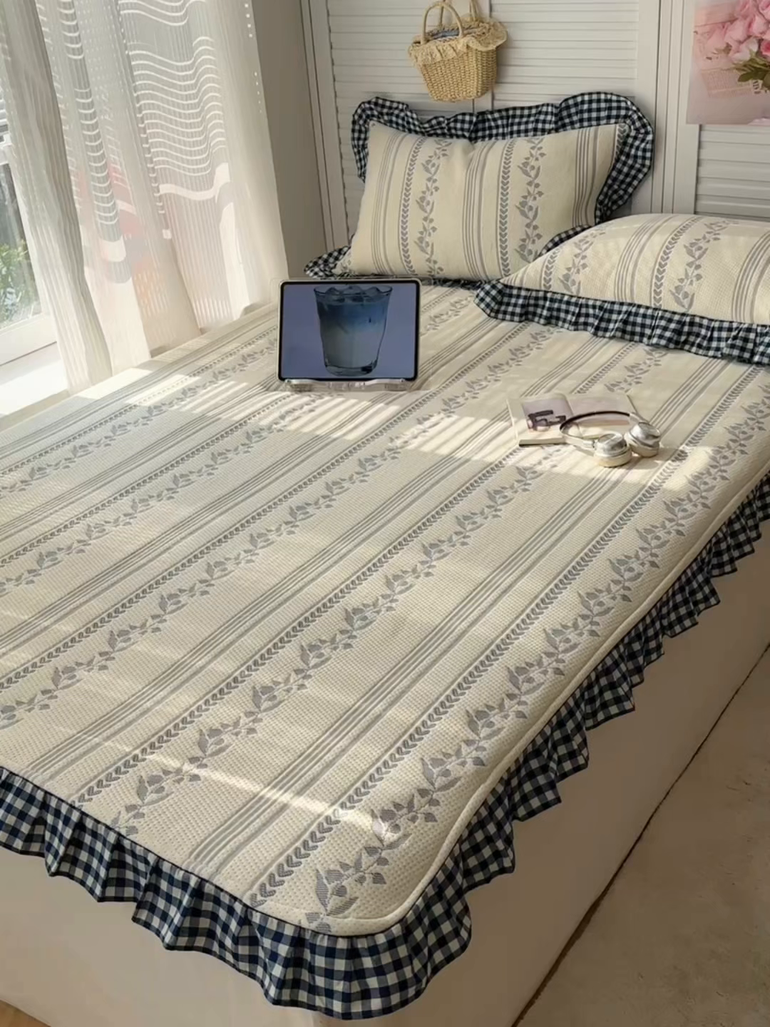 91家纺网 家纺一手货源 找家纺 桃子家居 2026新款A类韩版全棉色织花边工艺提花PE凉感凉席席子凉席三件套系列 PE花边席-花西子蓝