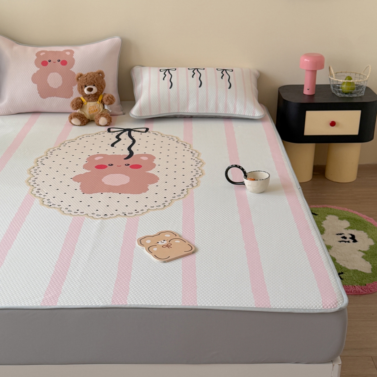 91家纺网 家纺一手货源 找家纺 Sweet dreams甜梦 2026新款A类数码印花凉感豆豆床笠款凉席--大版 蝴蝶结小熊