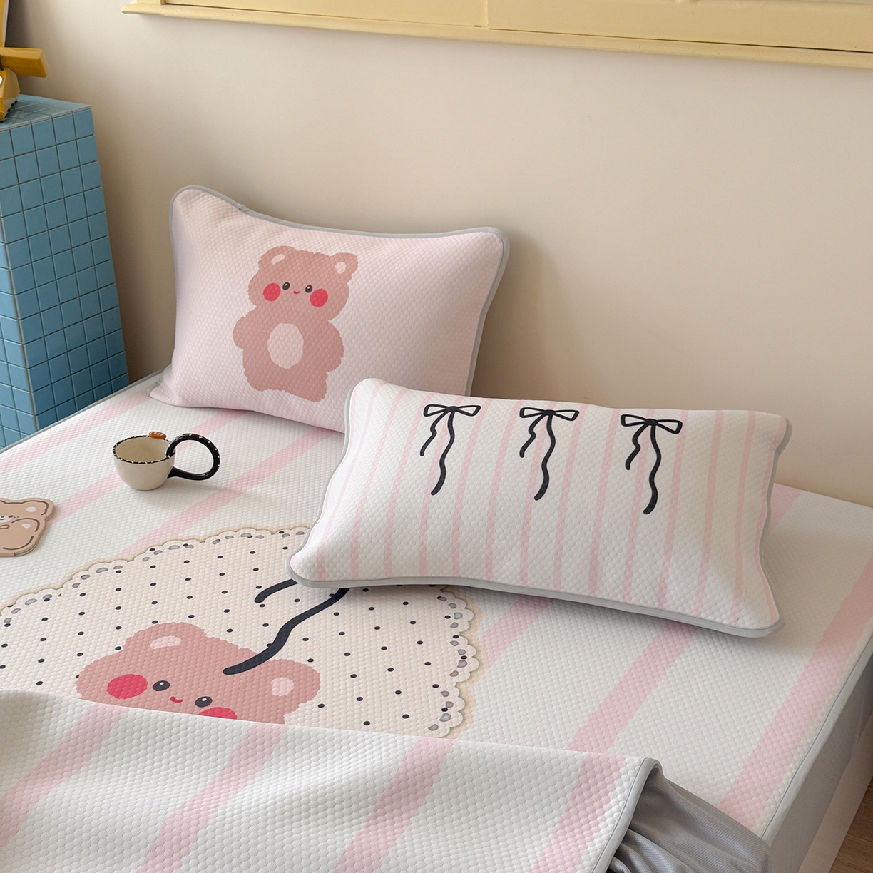 91家纺网 家纺一手货源 找家纺 Sweet dreams甜梦 2026新款A类数码印花凉感豆豆床笠款凉席--大版 蝴蝶结小熊