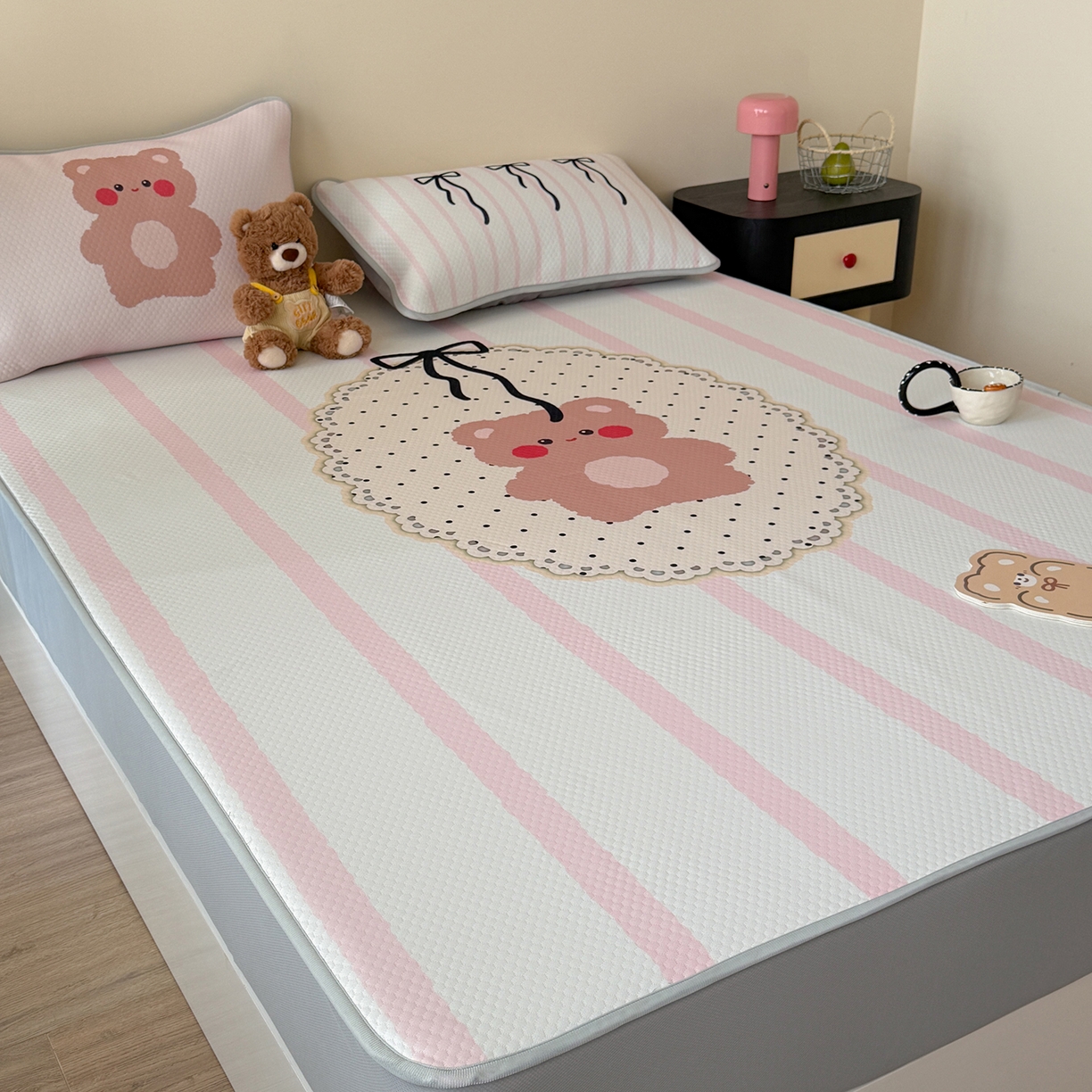 91家纺网 家纺一手货源 找家纺 Sweet dreams甜梦 2026新款A类数码印花凉感豆豆床笠款凉席--大版 蝴蝶结小熊