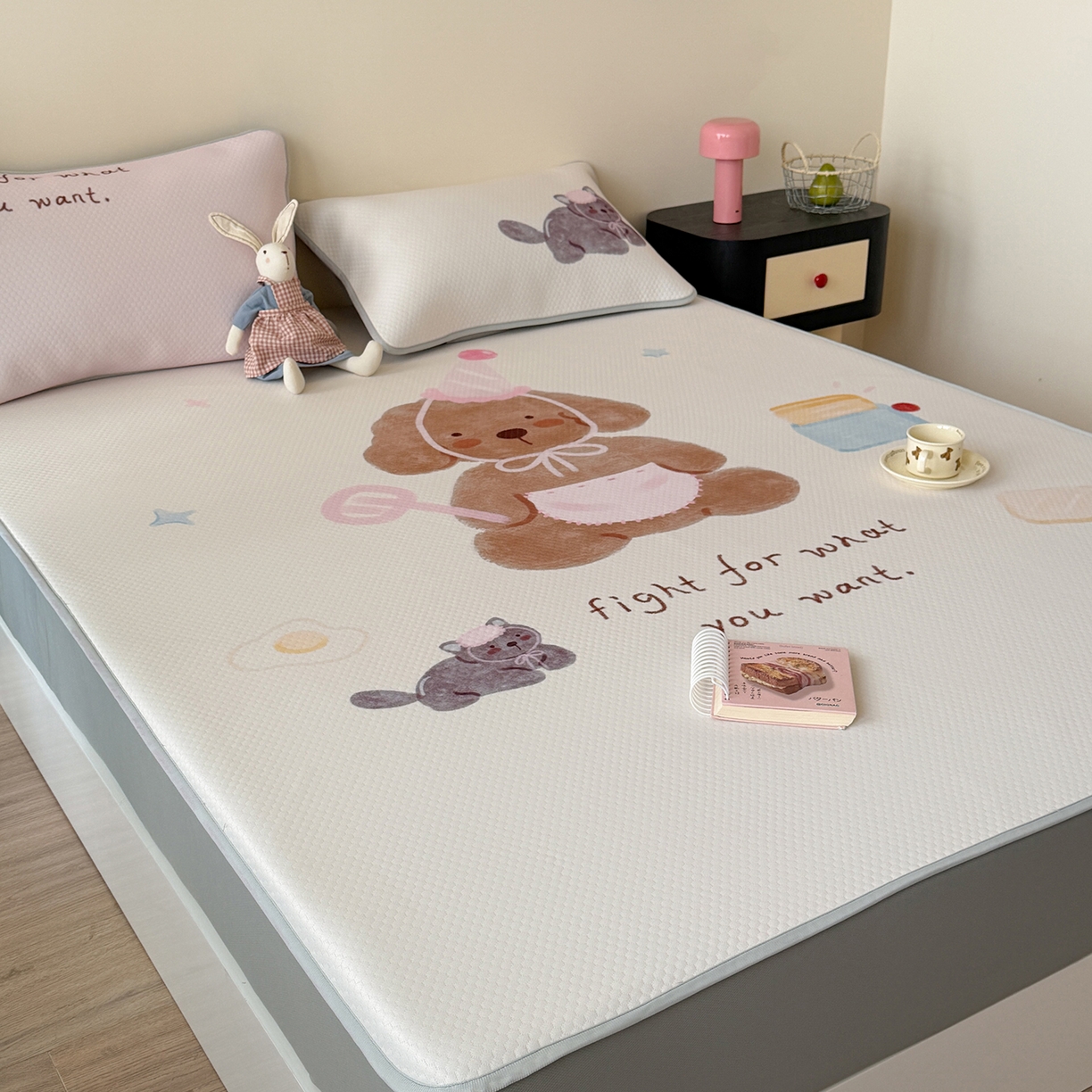 91家纺网 家纺一手货源 找家纺 Sweet dreams甜梦 2026新款A类数码印花凉感豆豆床笠款凉席--大版 狗狗的早餐