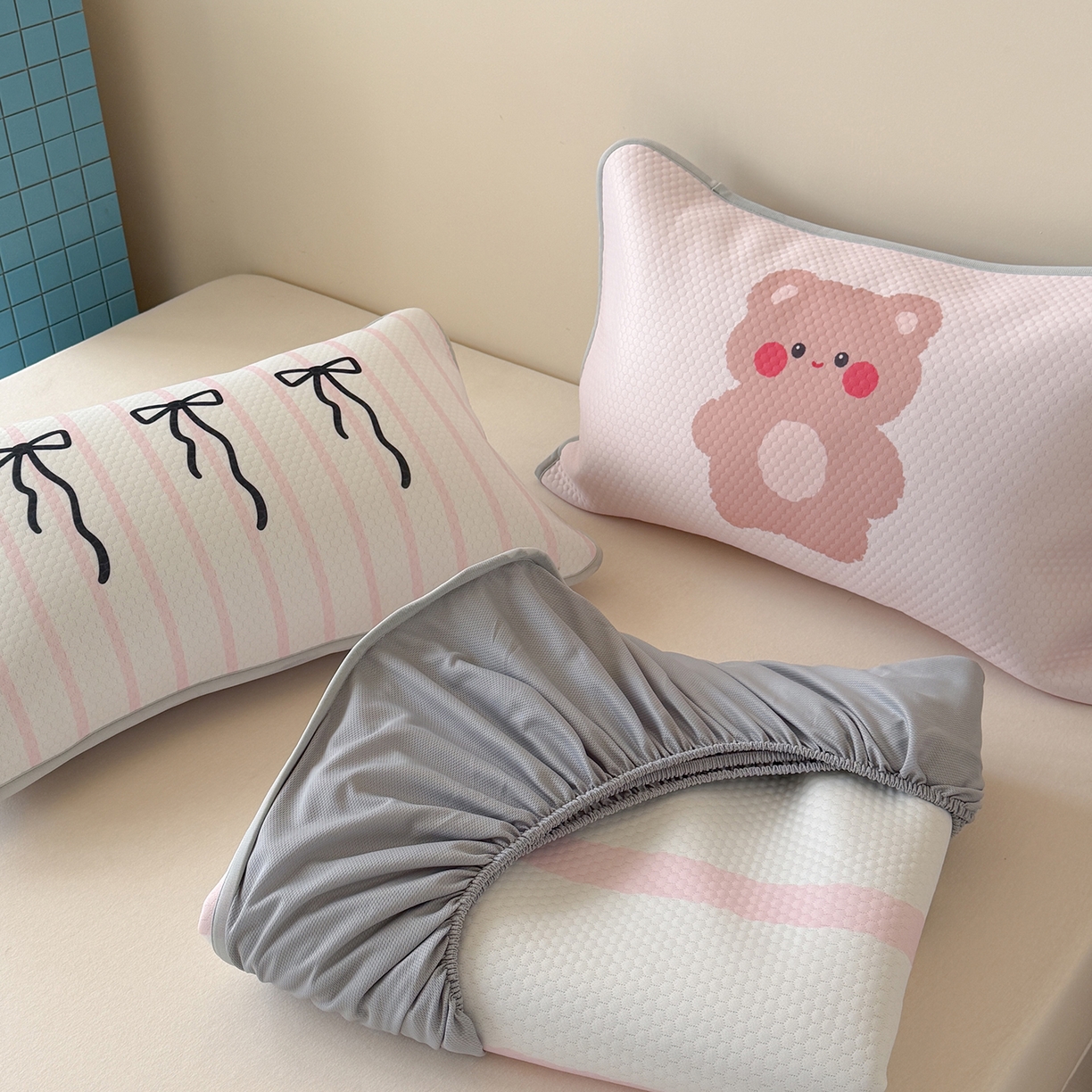 91家纺网 家纺一手货源 找家纺 Sweet dreams甜梦 2026新款A类数码印花凉感豆豆床笠款凉席--大版 蝴蝶结小熊