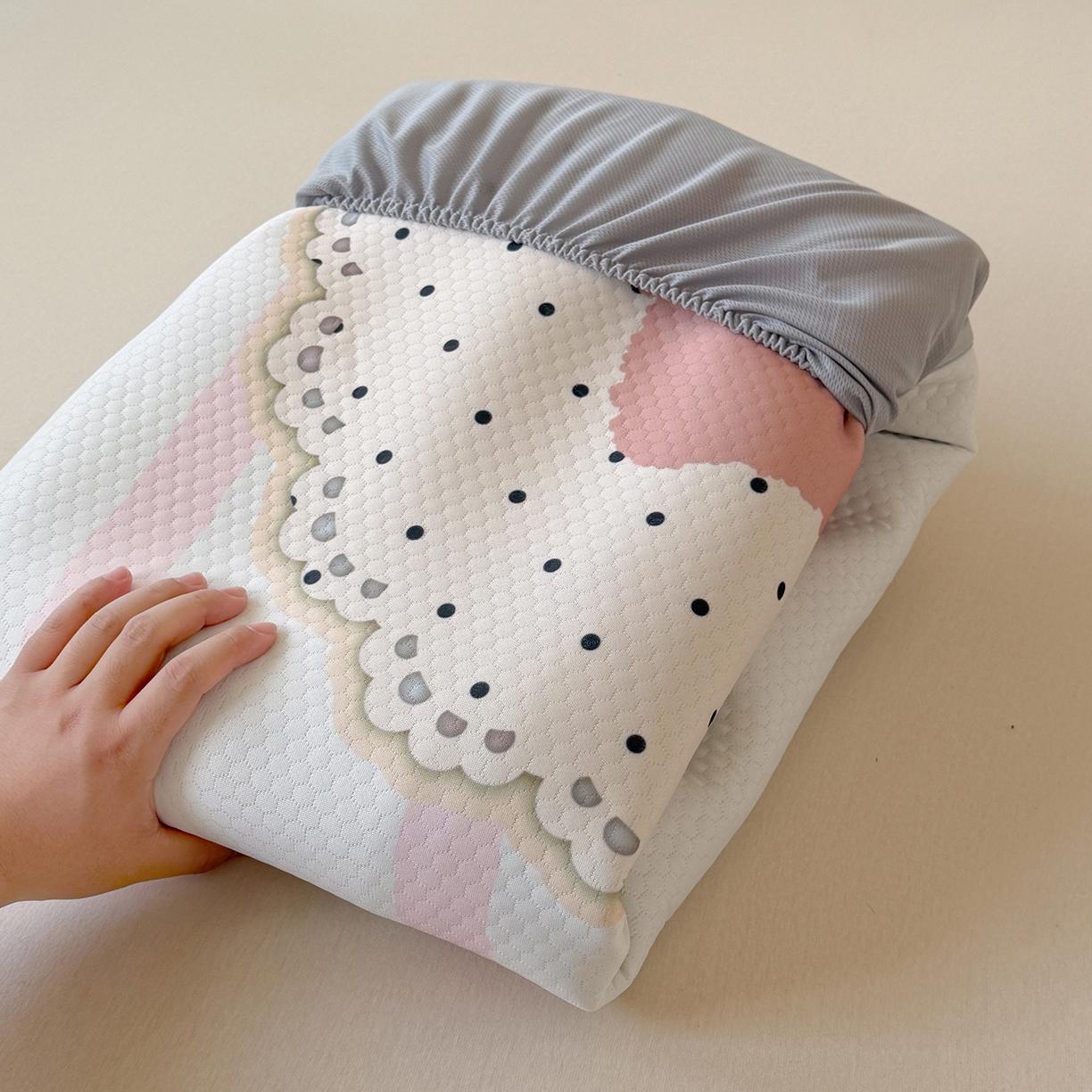 91家纺网 家纺一手货源 找家纺 Sweet dreams甜梦 2026新款A类数码印花凉感豆豆床笠款凉席--大版 蝴蝶结小熊