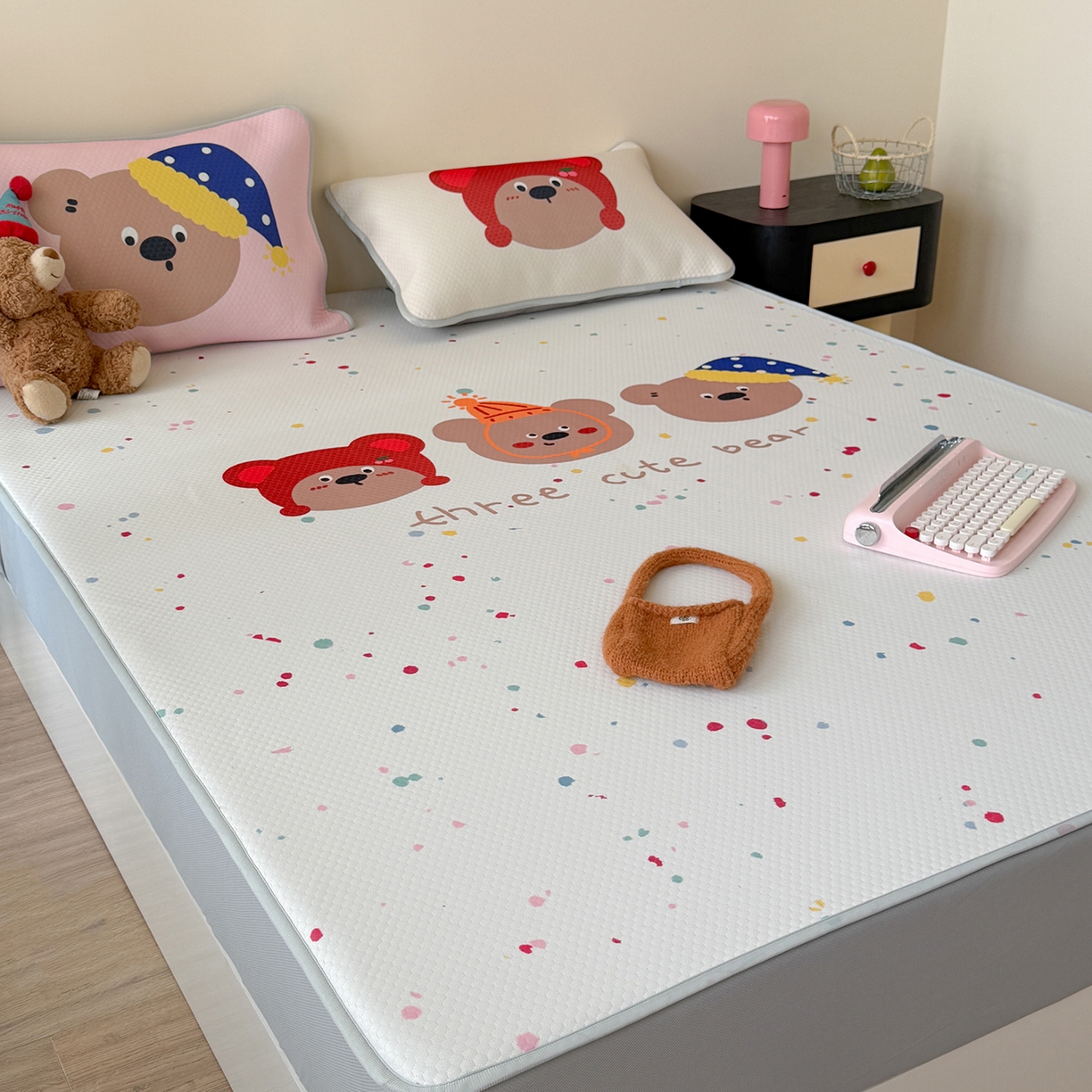 91家纺网 家纺一手货源 找家纺 Sweet dreams甜梦 2026新款A类数码印花凉感豆豆床笠款凉席--大版 三只小熊