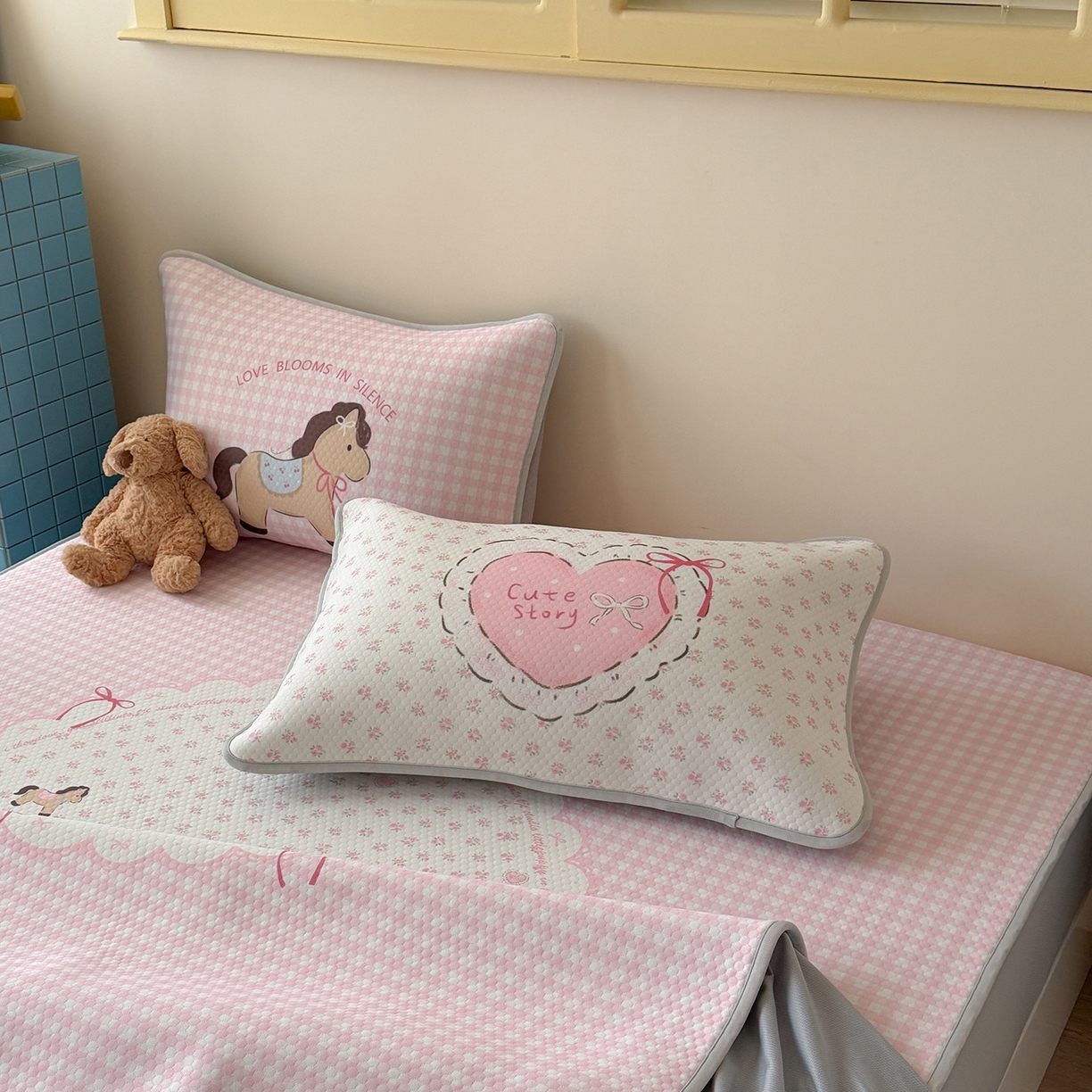 91家纺网 家纺一手货源 找家纺 Sweet dreams甜梦 2026新款A类数码印花凉感豆豆床笠款凉席--大版 爱心小马