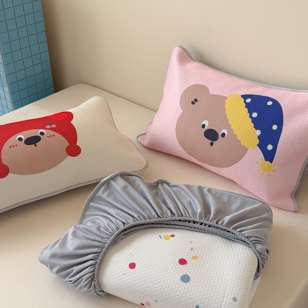 91家纺网 家纺一手货源 找家纺 Sweet dreams甜梦 2026新款A类数码印花凉感豆豆床笠款凉席--大版 三只小熊