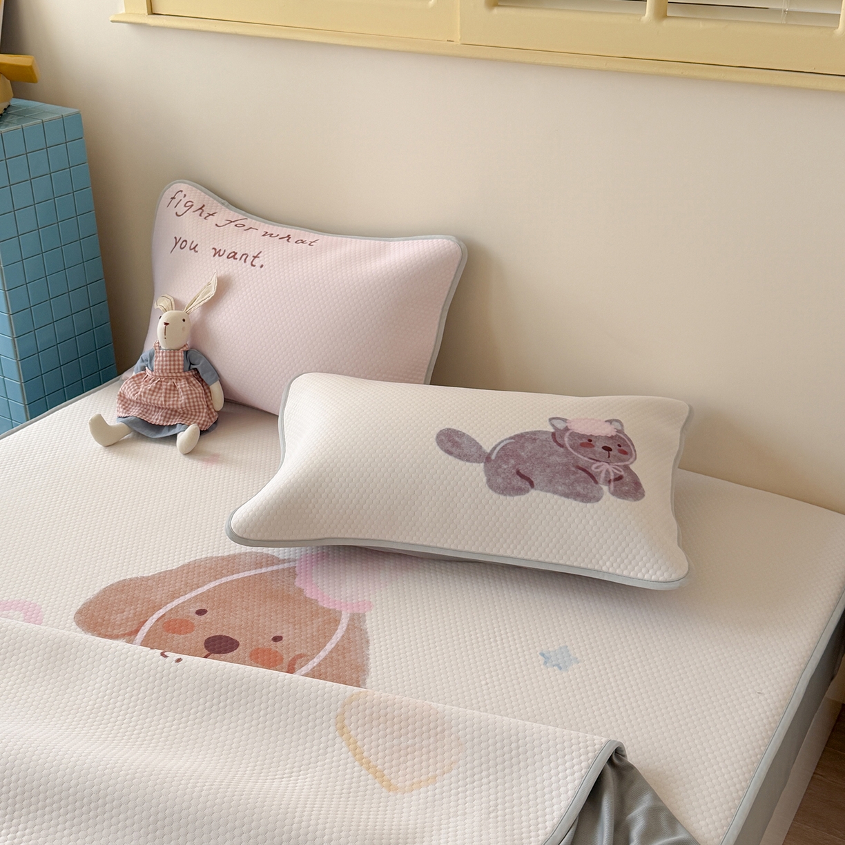 91家纺网 家纺一手货源 找家纺 Sweet dreams甜梦 2026新款A类数码印花凉感豆豆床笠款凉席--大版 狗狗的早餐