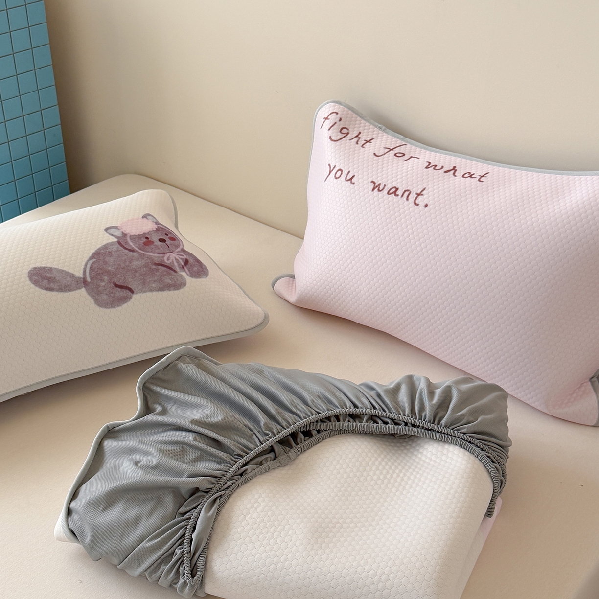 91家纺网 家纺一手货源 找家纺 Sweet dreams甜梦 2026新款A类数码印花凉感豆豆床笠款凉席--大版 狗狗的早餐