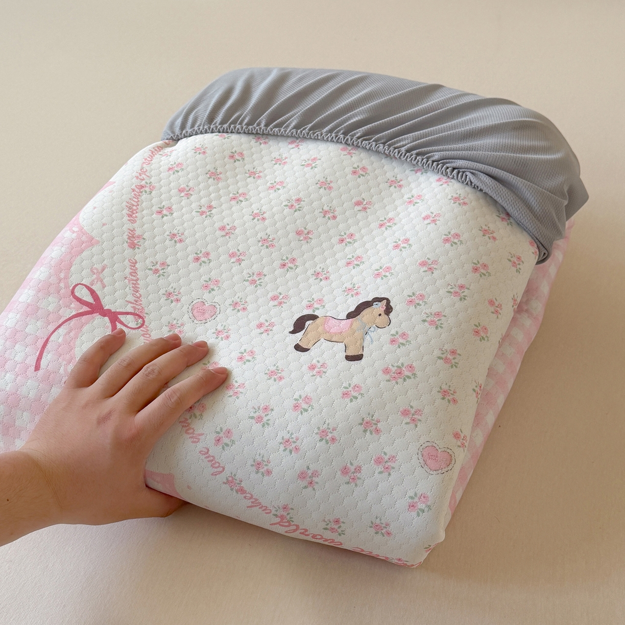 91家纺网 家纺一手货源 找家纺 Sweet dreams甜梦 2026新款A类数码印花凉感豆豆床笠款凉席--大版 爱心小马