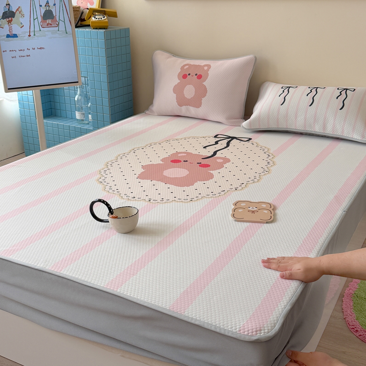 91家纺网 家纺一手货源 找家纺 Sweet dreams甜梦 2026新款A类数码印花凉感豆豆床笠款凉席--大版 蝴蝶结小熊