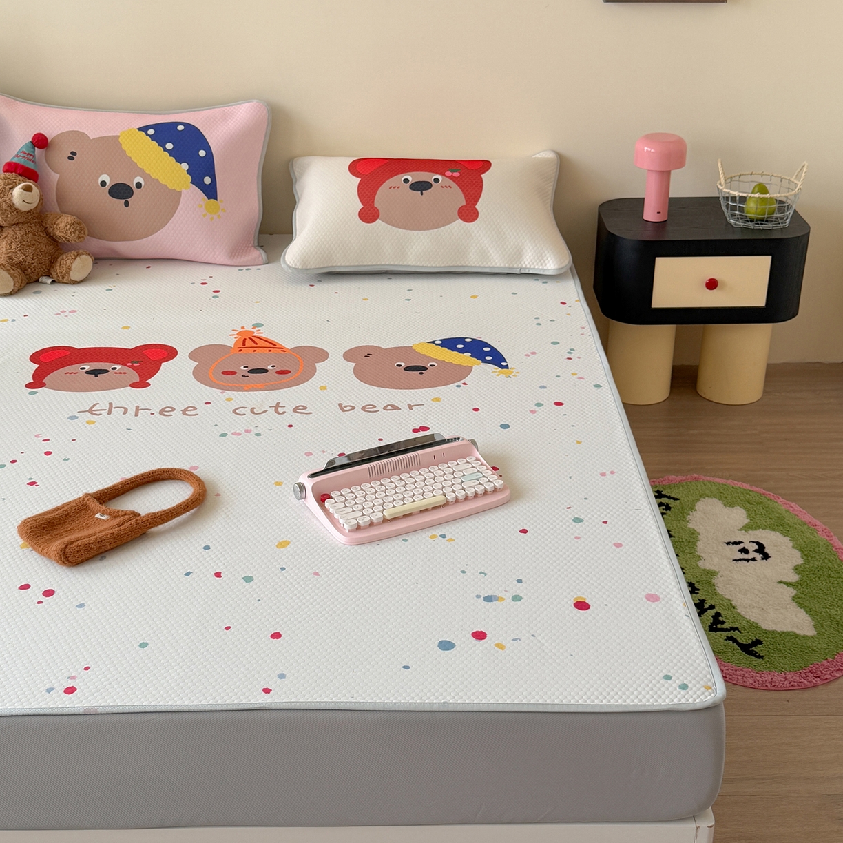 91家纺网 家纺一手货源 找家纺 Sweet dreams甜梦 2026新款A类数码印花凉感豆豆床笠款凉席--大版 三只小熊