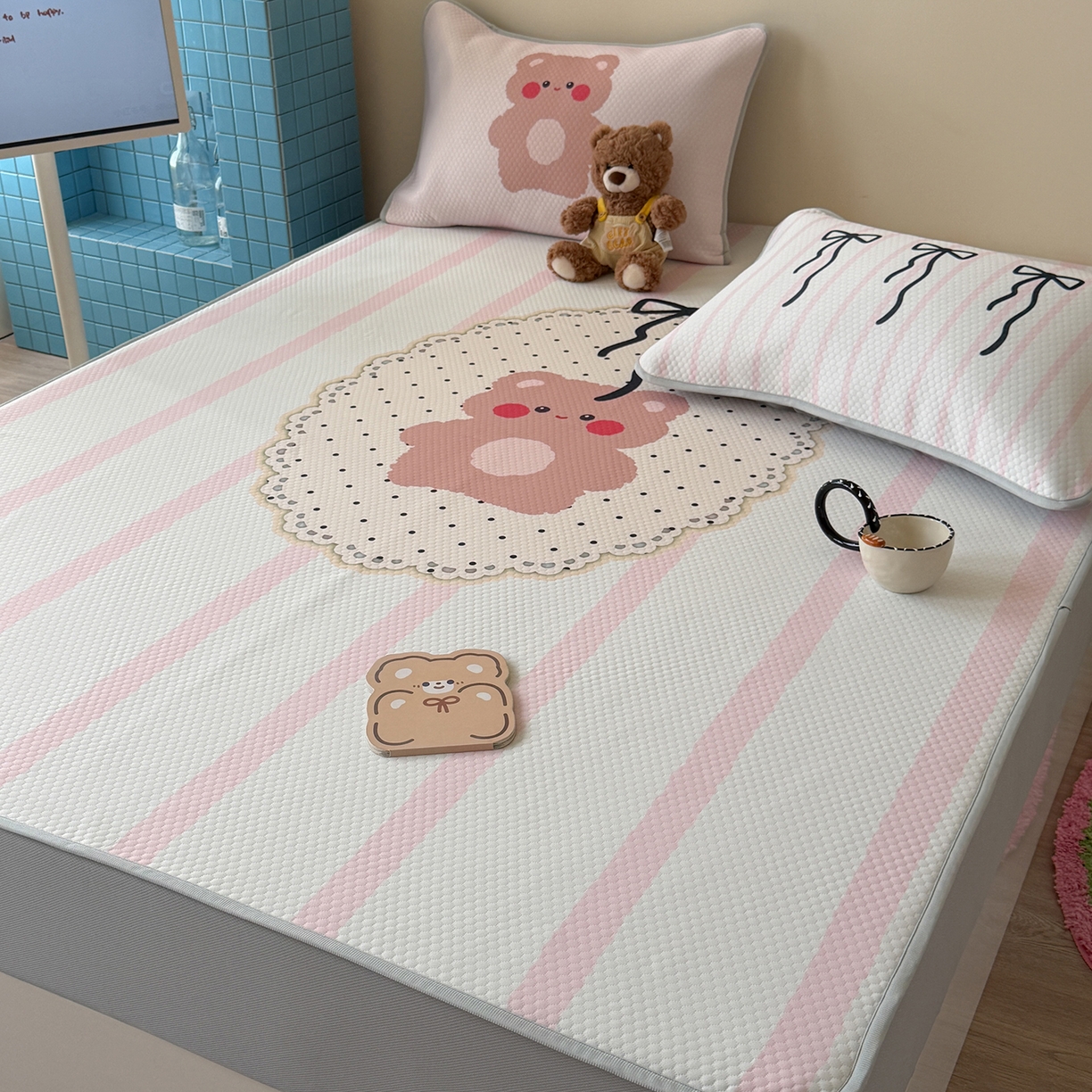 91家纺网 家纺一手货源 找家纺 Sweet dreams甜梦 2026新款A类数码印花凉感豆豆床笠款凉席--大版 蝴蝶结小熊