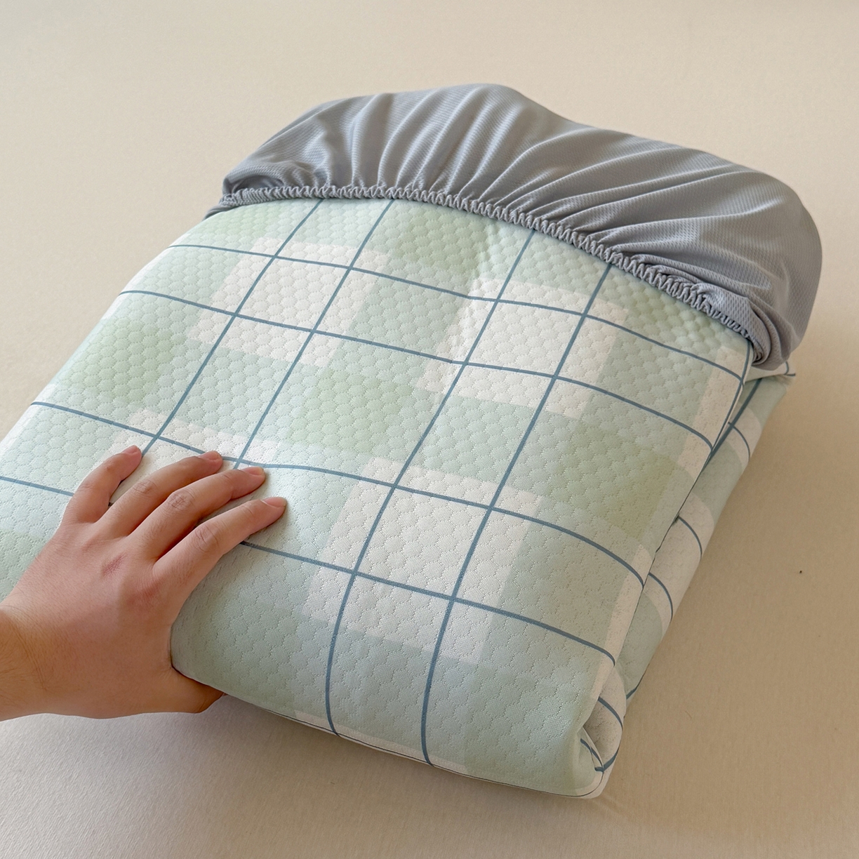 91家纺网 家纺一手货源 找家纺 Sweet dreams甜梦 2026新款A类数码印花凉感豆豆床笠款凉席--大版 苹果熊猫