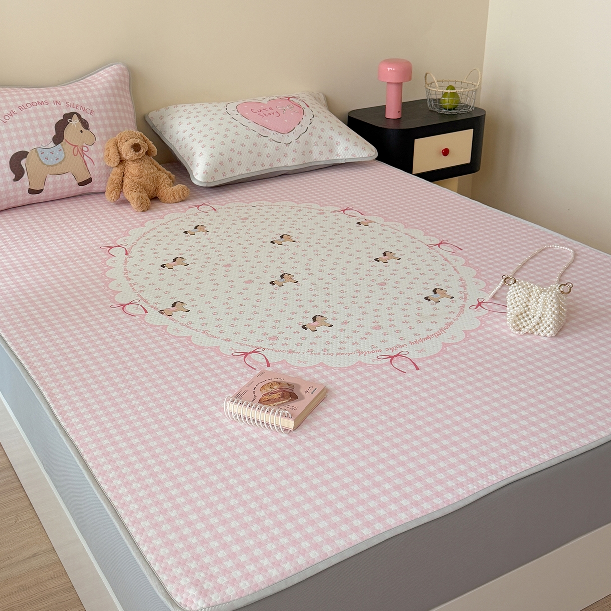 91家纺网 家纺一手货源 找家纺 Sweet dreams甜梦 2026新款A类数码印花凉感豆豆床笠款凉席--大版 爱心小马