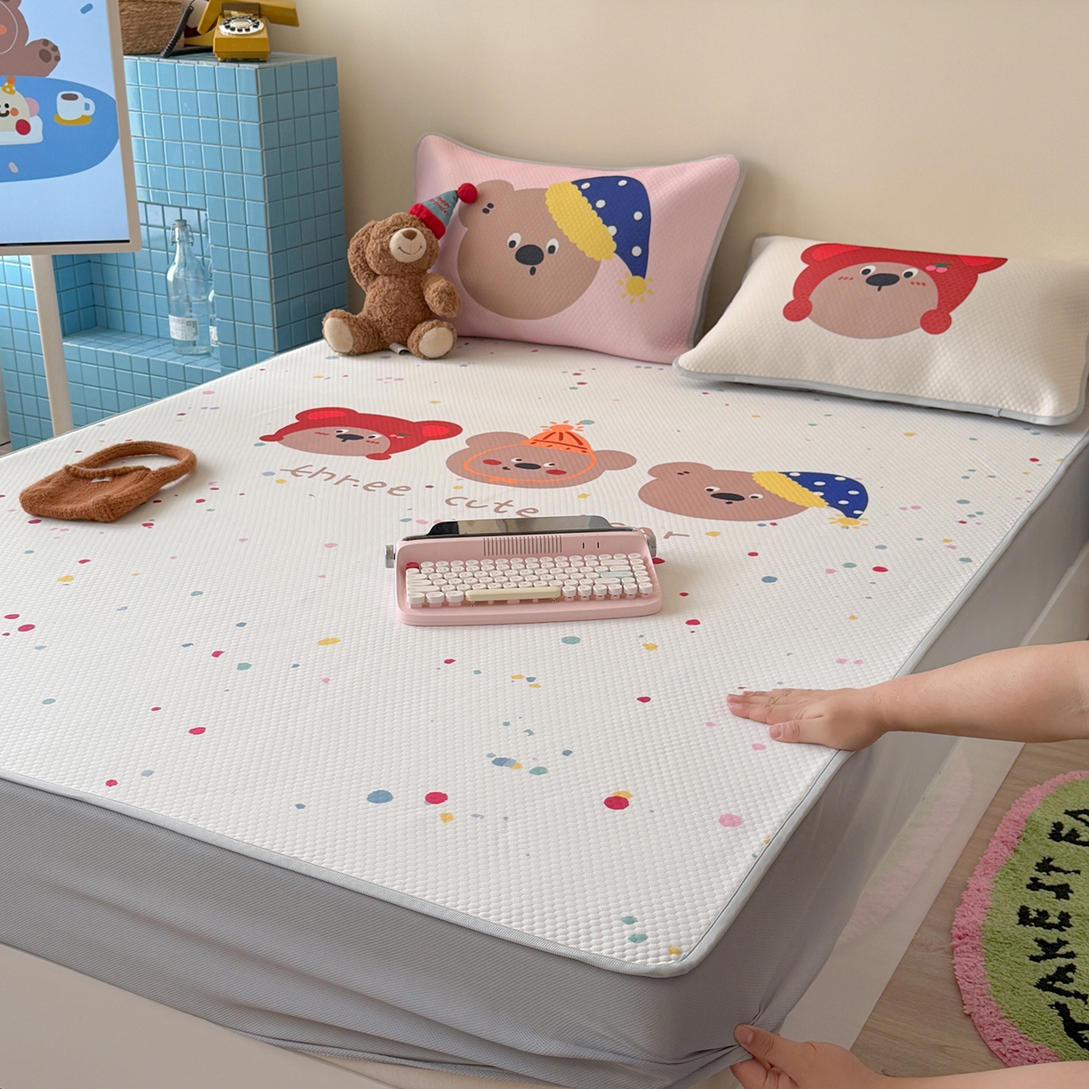 91家纺网 家纺一手货源 找家纺 Sweet dreams甜梦 2026新款A类数码印花凉感豆豆床笠款凉席--大版 三只小熊