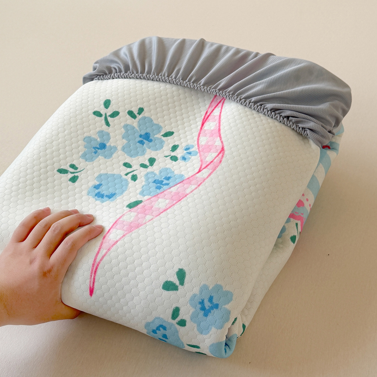 91家纺网 家纺一手货源 找家纺 Sweet dreams甜梦 2026新款A类数码印花凉感豆豆床笠款凉席--大版 花花蝴蝶结