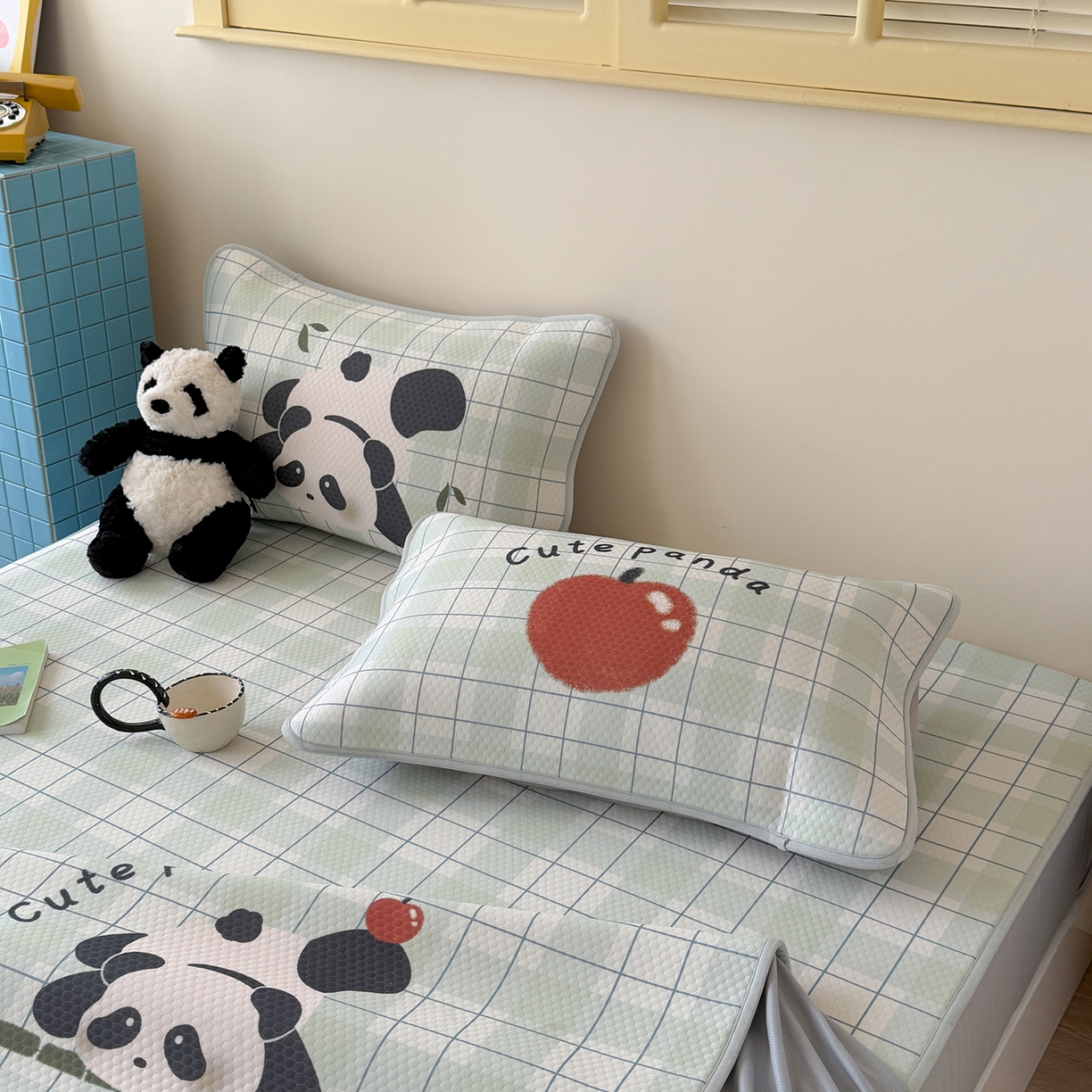 91家纺网 家纺一手货源 找家纺 Sweet dreams甜梦 2026新款A类数码印花凉感豆豆床笠款凉席--大版 苹果熊猫