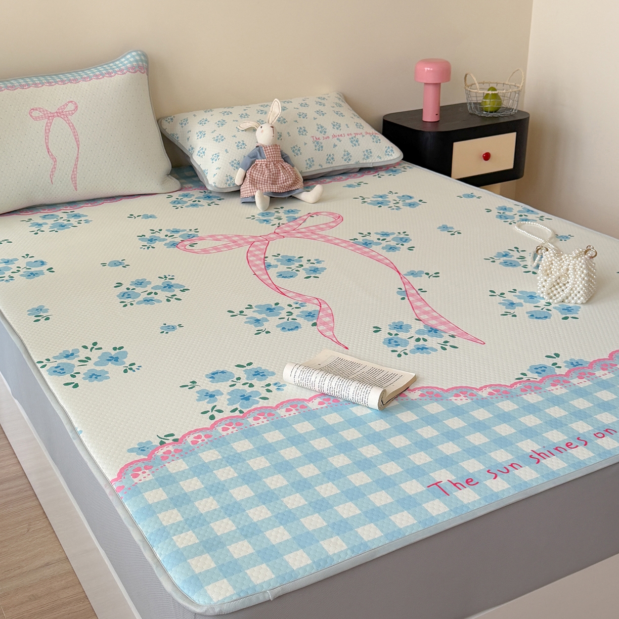 91家纺网 家纺一手货源 找家纺 Sweet dreams甜梦 2026新款A类数码印花凉感豆豆床笠款凉席--大版 花花蝴蝶结