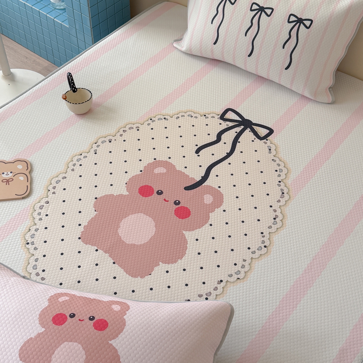 91家纺网 家纺一手货源 找家纺 Sweet dreams甜梦 2026新款A类数码印花凉感豆豆床笠款凉席--大版 蝴蝶结小熊