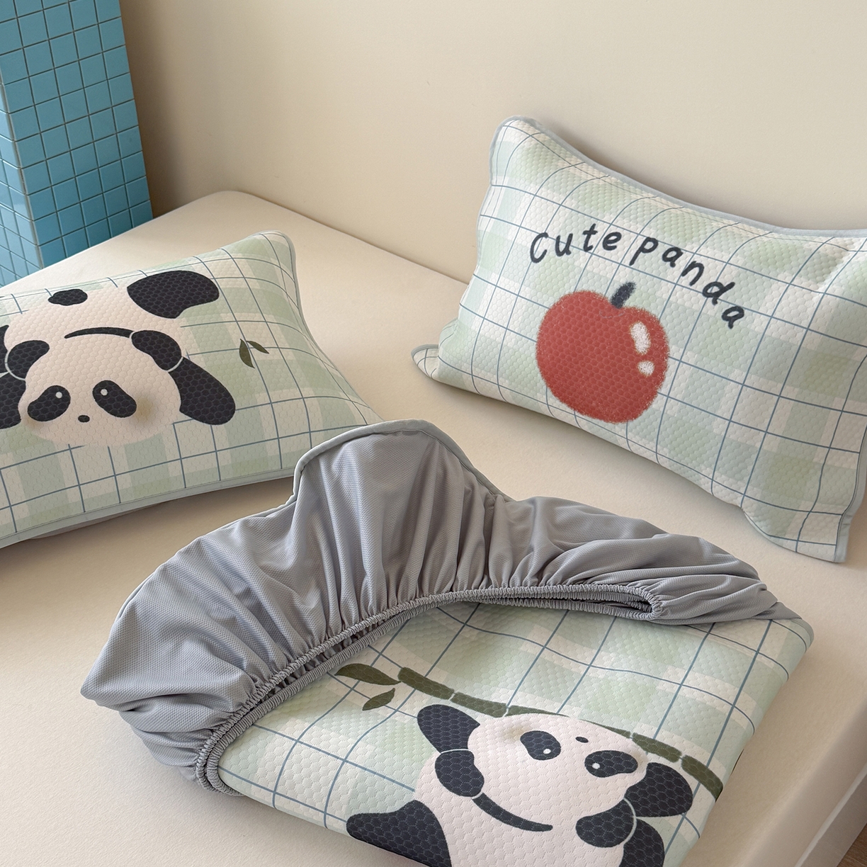 91家纺网 家纺一手货源 找家纺 Sweet dreams甜梦 2026新款A类数码印花凉感豆豆床笠款凉席--大版 苹果熊猫