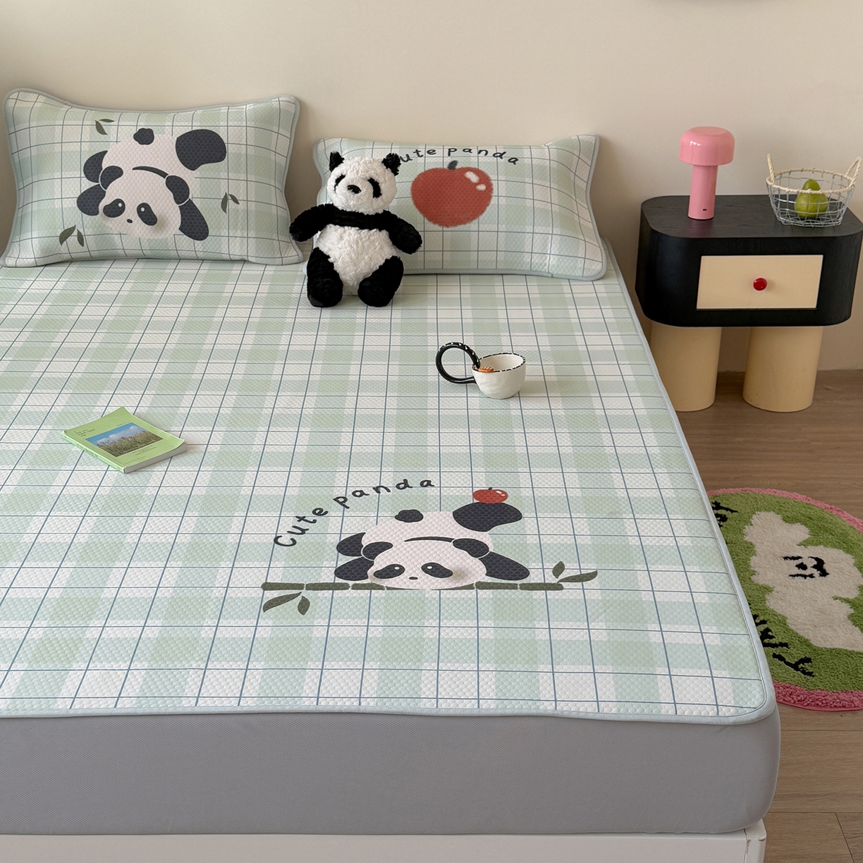 91家纺网 家纺一手货源 找家纺 Sweet dreams甜梦 2026新款A类数码印花凉感豆豆床笠款凉席--大版 苹果熊猫