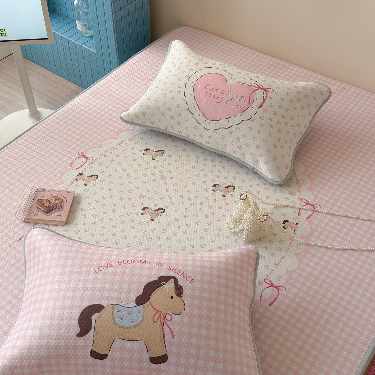 91家纺网 家纺一手货源 找家纺 Sweet dreams甜梦 2026新款A类数码印花凉感豆豆床笠款凉席--大版 爱心小马