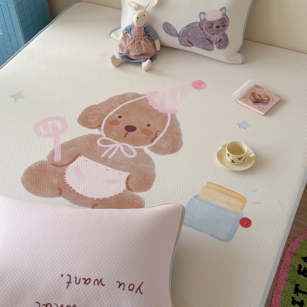 91家纺网 家纺一手货源 找家纺 Sweet dreams甜梦 2026新款A类数码印花凉感豆豆床笠款凉席--大版 狗狗的早餐