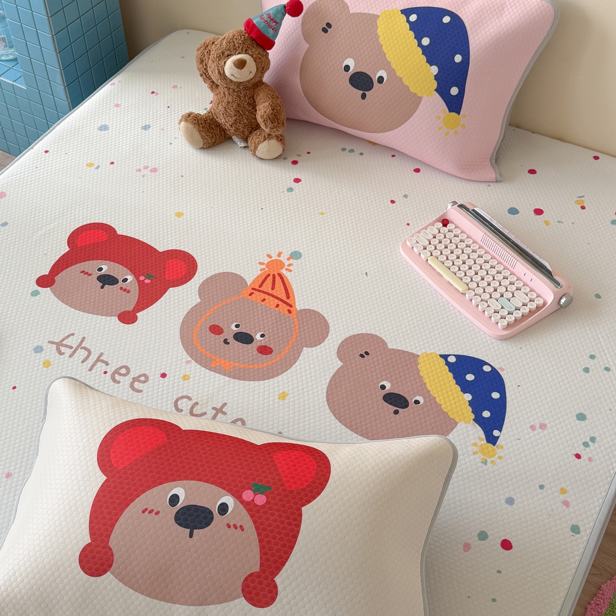 91家纺网 家纺一手货源 找家纺 Sweet dreams甜梦 2026新款A类数码印花凉感豆豆床笠款凉席--大版 三只小熊