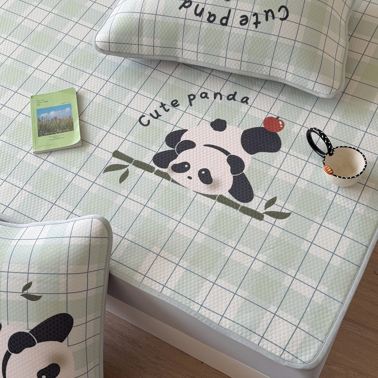 91家纺网 家纺一手货源 找家纺 Sweet dreams甜梦 2026新款A类数码印花凉感豆豆床笠款凉席--大版 苹果熊猫