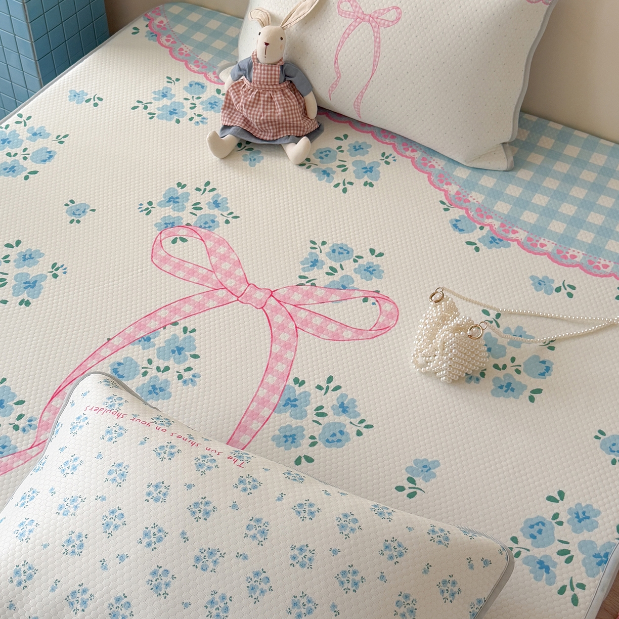 91家纺网 家纺一手货源 找家纺 Sweet dreams甜梦 2026新款A类数码印花凉感豆豆床笠款凉席--大版 花花蝴蝶结