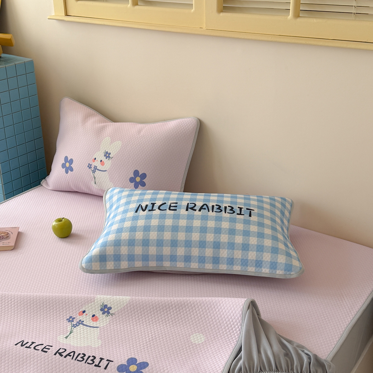 91家纺网 家纺一手货源 找家纺 Sweet dreams甜梦 2026新款A类数码印花凉感豆豆床笠款凉席--大版 紫底小兔