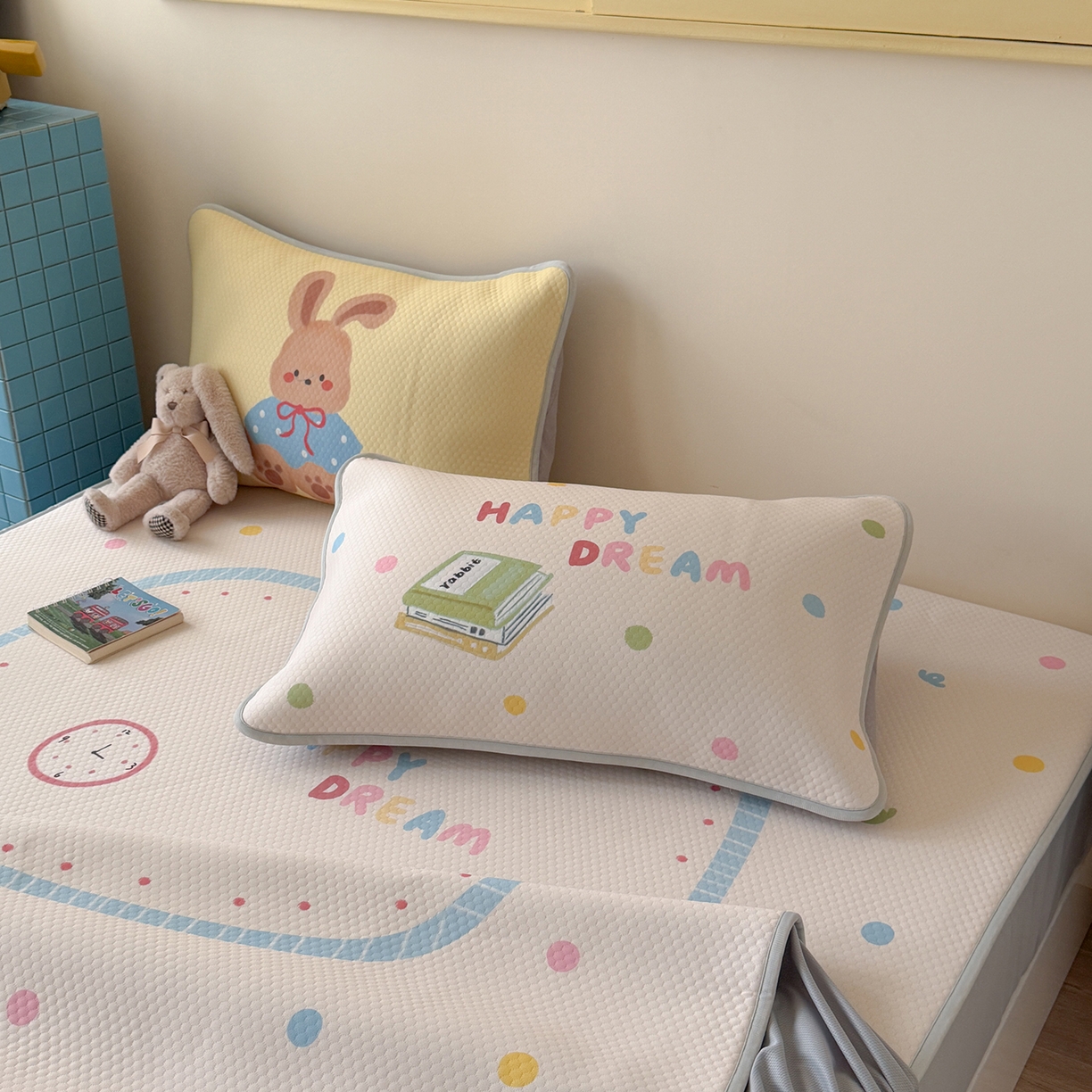 91家纺网 家纺一手货源 找家纺 Sweet dreams甜梦 2026新款A类数码印花凉感豆豆床笠款凉席--大版 美梦兔兔