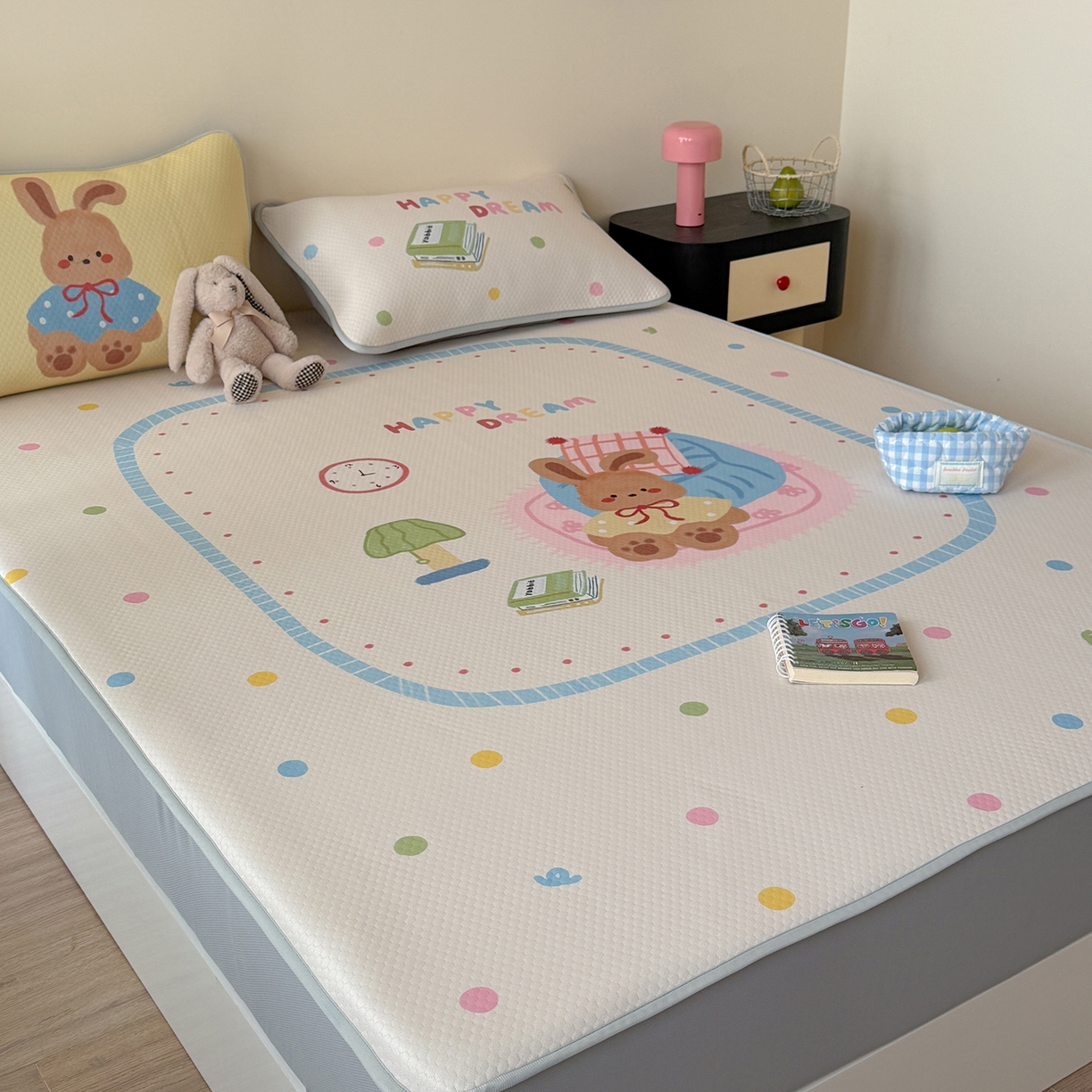 91家纺网 家纺一手货源 找家纺 Sweet dreams甜梦 2026新款A类数码印花凉感豆豆床笠款凉席--大版 美梦兔兔