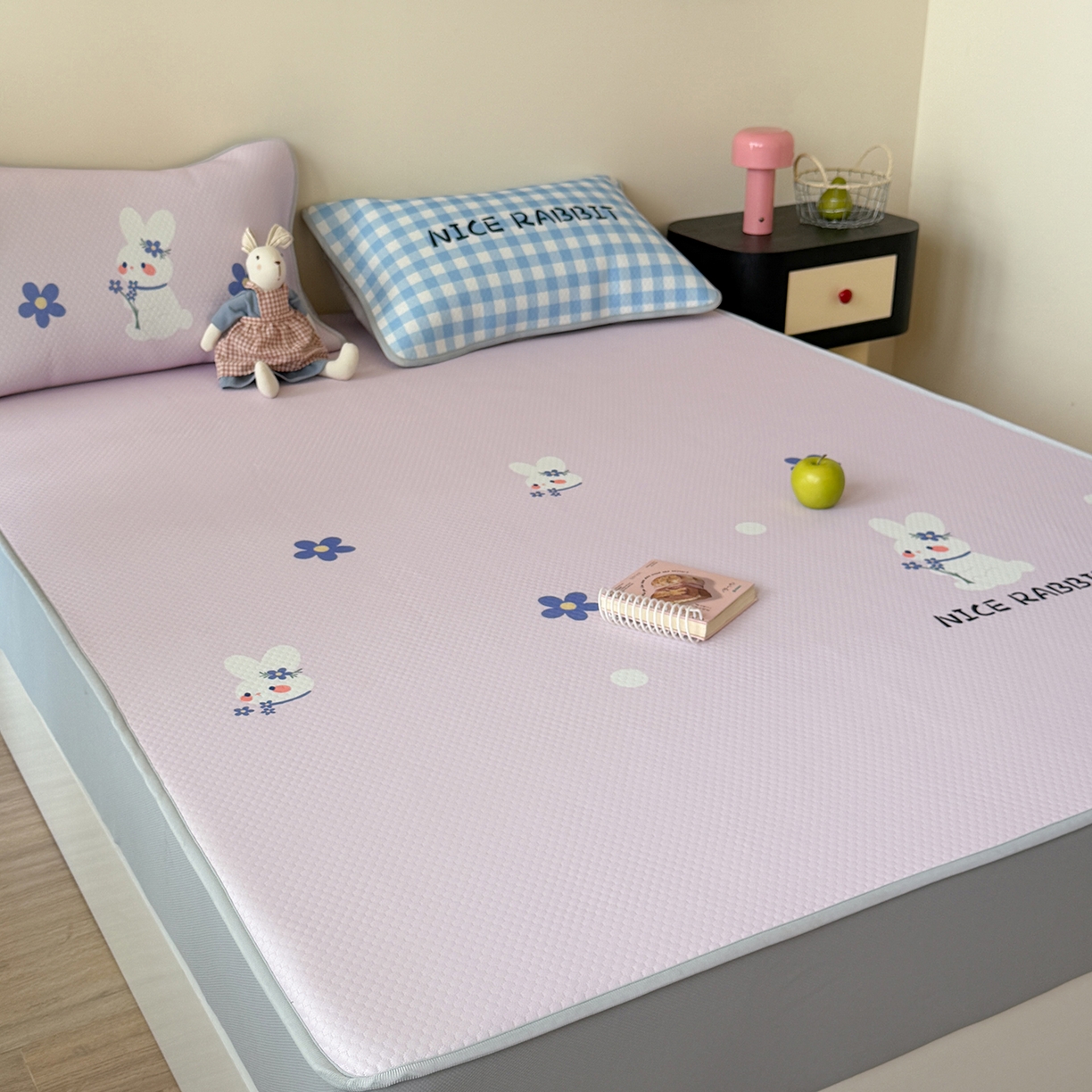 91家纺网 家纺一手货源 找家纺 Sweet dreams甜梦 2026新款A类数码印花凉感豆豆床笠款凉席--大版 紫底小兔