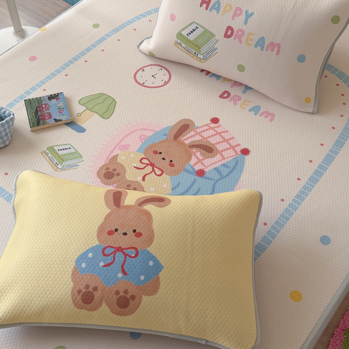 91家纺网 家纺一手货源 找家纺 Sweet dreams甜梦 2026新款A类数码印花凉感豆豆床笠款凉席--大版 美梦兔兔