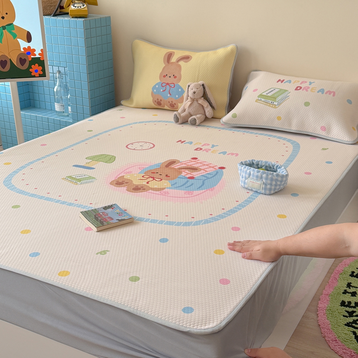 91家纺网 家纺一手货源 找家纺 Sweet dreams甜梦 2026新款A类数码印花凉感豆豆床笠款凉席--大版 美梦兔兔