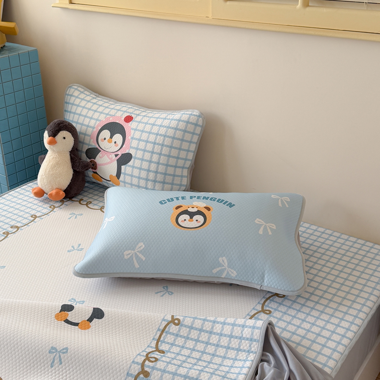 91家纺网 家纺一手货源 找家纺 Sweet dreams甜梦 2026新款A类数码印花凉感豆豆床笠款凉席--大版 三只企鹅