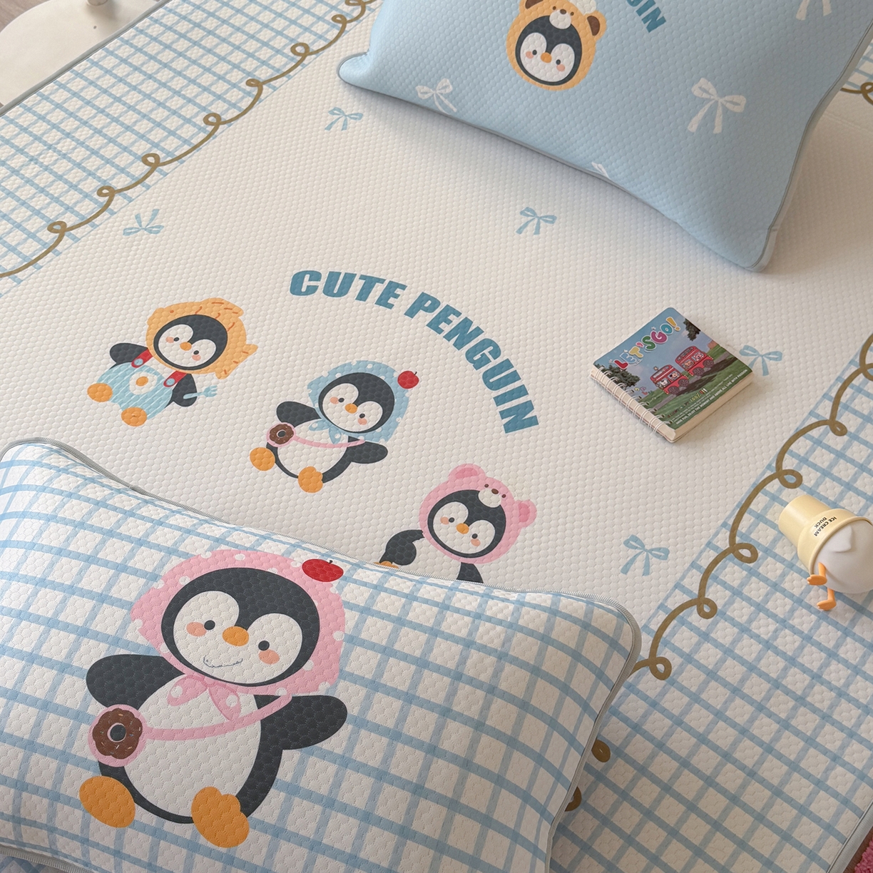 91家纺网 家纺一手货源 找家纺 Sweet dreams甜梦 2026新款A类数码印花凉感豆豆床笠款凉席--大版 三只企鹅