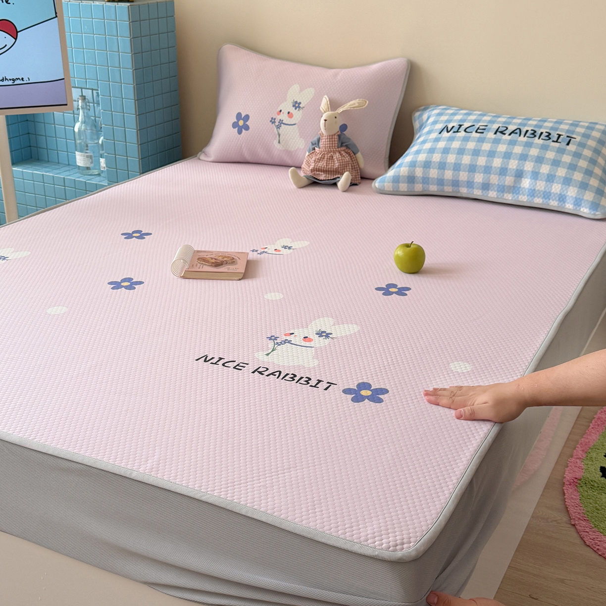 91家纺网 家纺一手货源 找家纺 Sweet dreams甜梦 2026新款A类数码印花凉感豆豆床笠款凉席--大版 紫底小兔