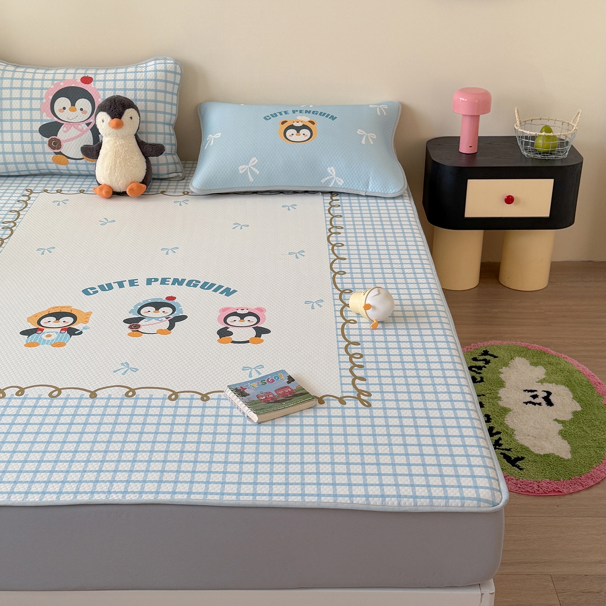 91家纺网 家纺一手货源 找家纺 Sweet dreams甜梦 2026新款A类数码印花凉感豆豆床笠款凉席--大版 三只企鹅