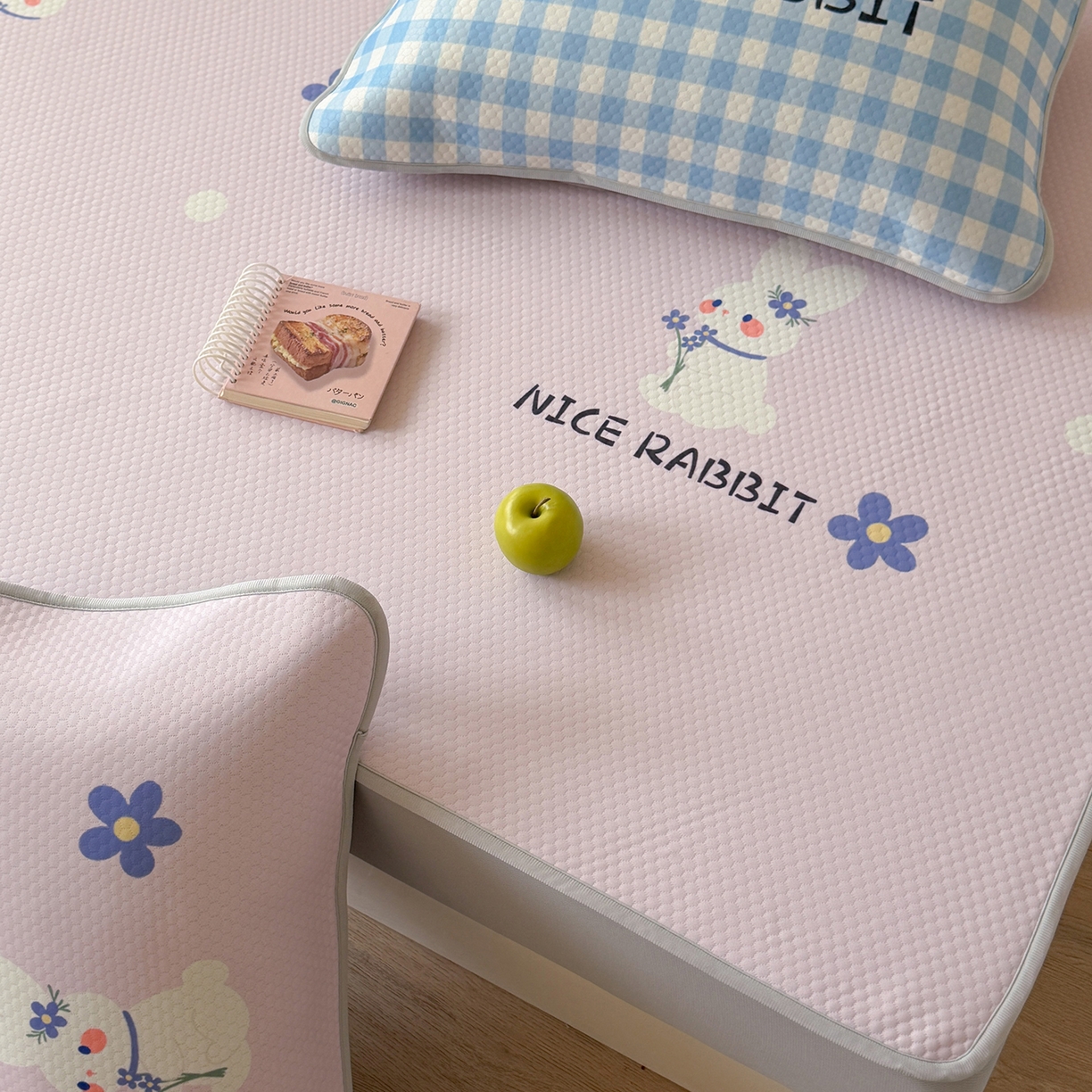 91家纺网 家纺一手货源 找家纺 Sweet dreams甜梦 2026新款A类数码印花凉感豆豆床笠款凉席--大版 紫底小兔