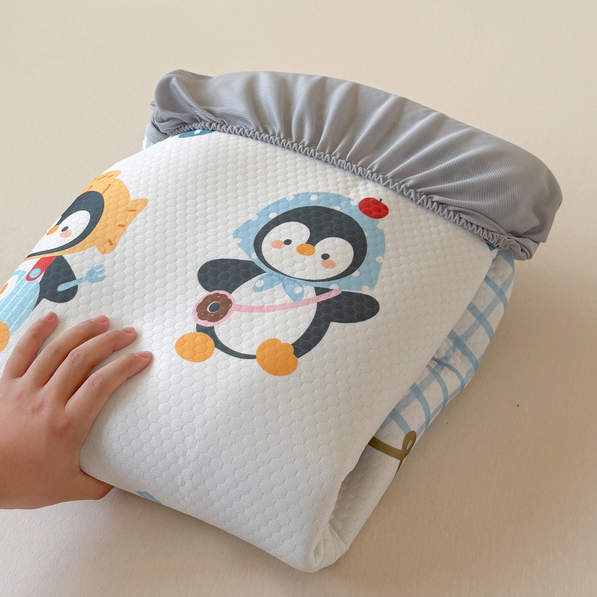 91家纺网 家纺一手货源 找家纺 Sweet dreams甜梦 2026新款A类数码印花凉感豆豆床笠款凉席--大版 三只企鹅