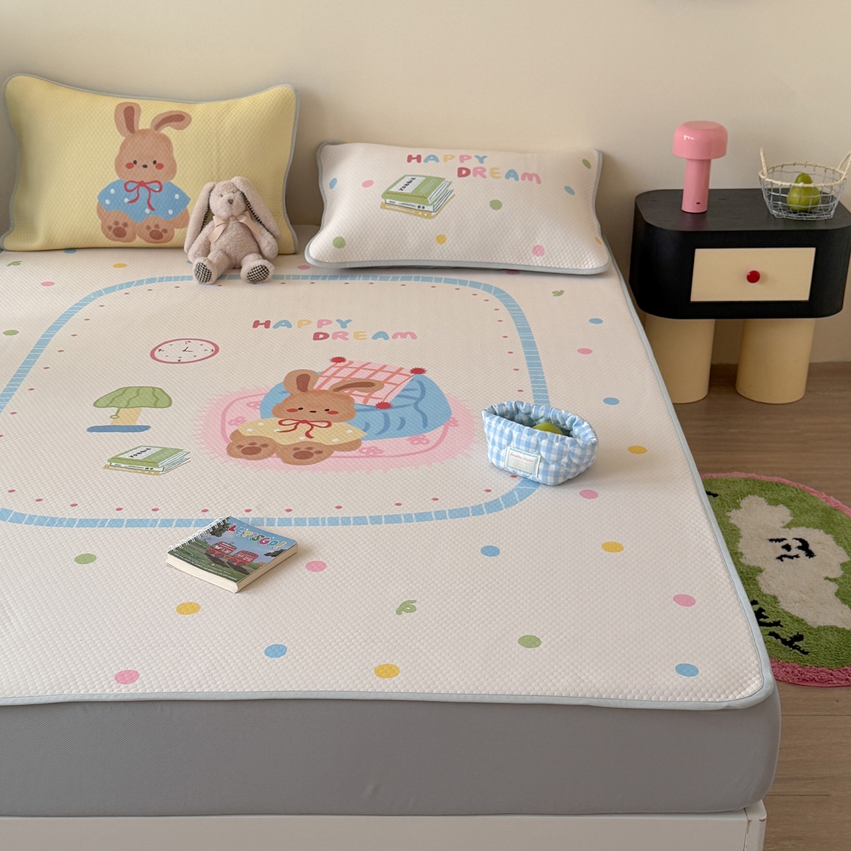 91家纺网 家纺一手货源 找家纺 Sweet dreams甜梦 2026新款A类数码印花凉感豆豆床笠款凉席--大版 美梦兔兔