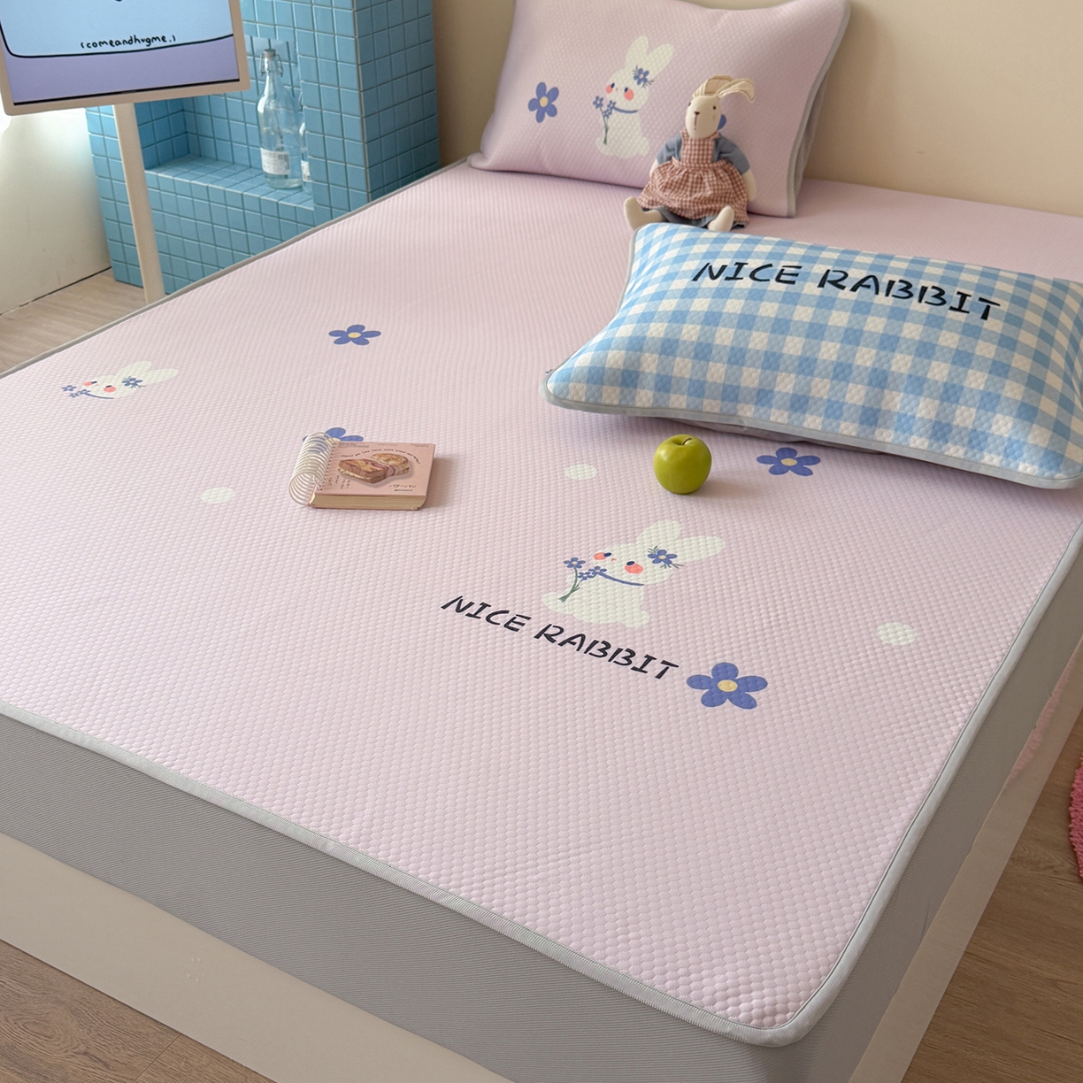 91家纺网 家纺一手货源 找家纺 Sweet dreams甜梦 2026新款A类数码印花凉感豆豆床笠款凉席--大版 紫底小兔