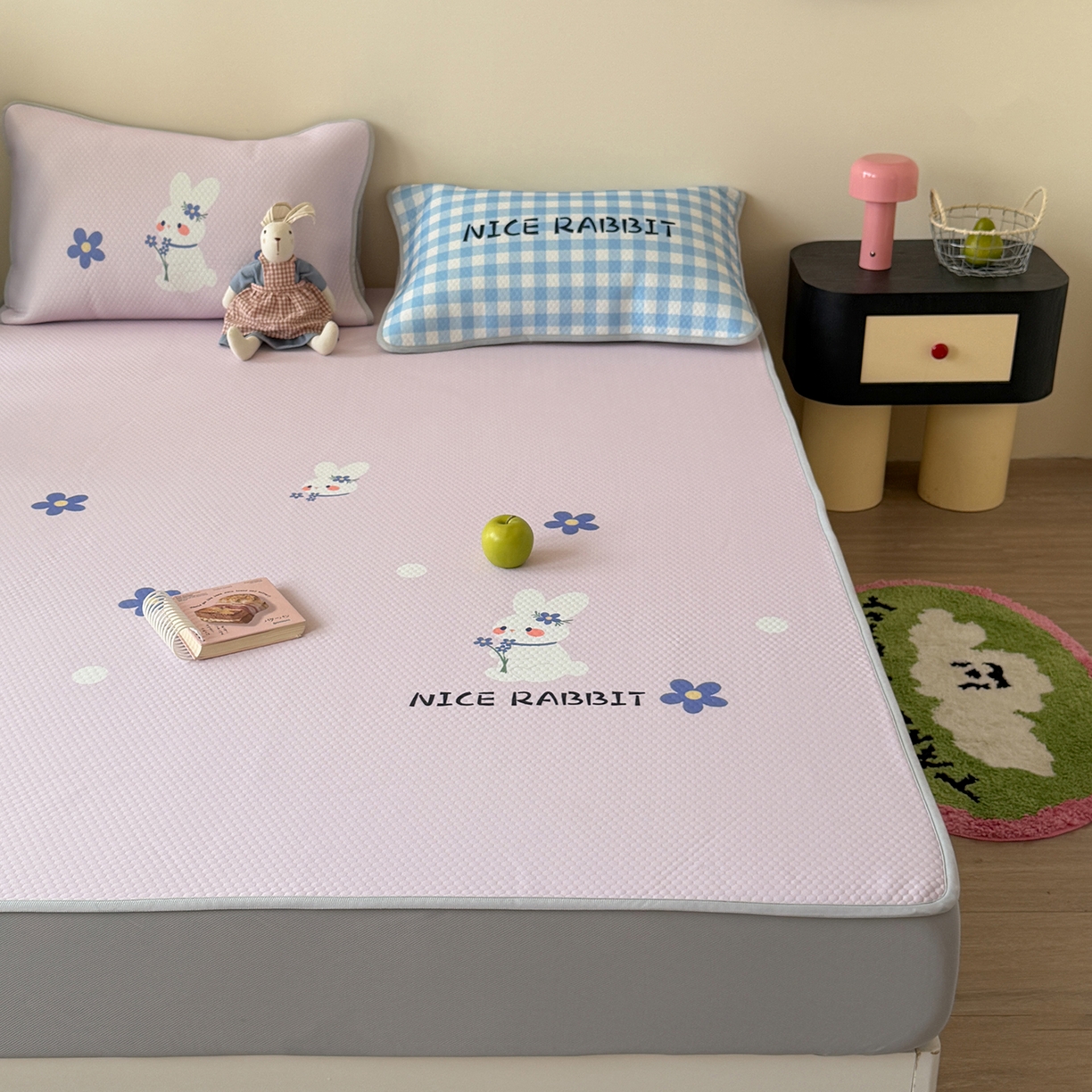 91家纺网 家纺一手货源 找家纺 Sweet dreams甜梦 2026新款A类数码印花凉感豆豆床笠款凉席--大版 紫底小兔