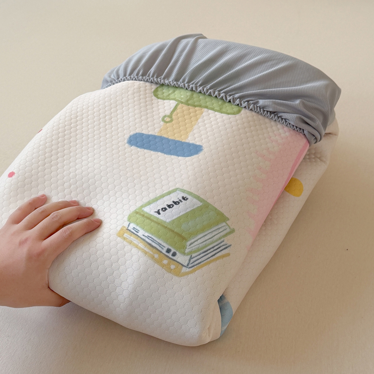 91家纺网 家纺一手货源 找家纺 Sweet dreams甜梦 2026新款A类数码印花凉感豆豆床笠款凉席--大版 美梦兔兔