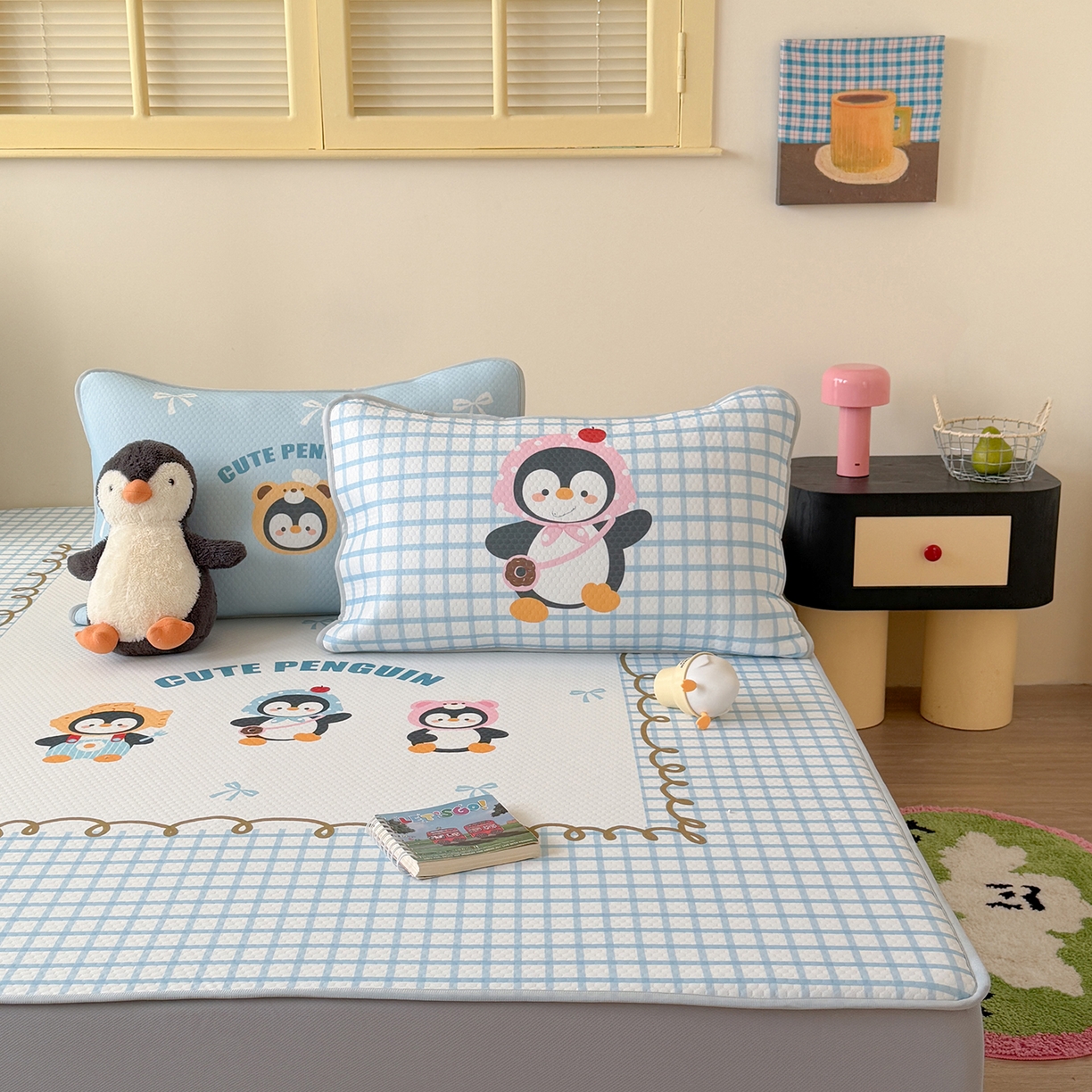 91家纺网 家纺一手货源 找家纺 Sweet dreams甜梦 2026新款A类数码印花凉感豆豆床笠款凉席--大版 三只企鹅