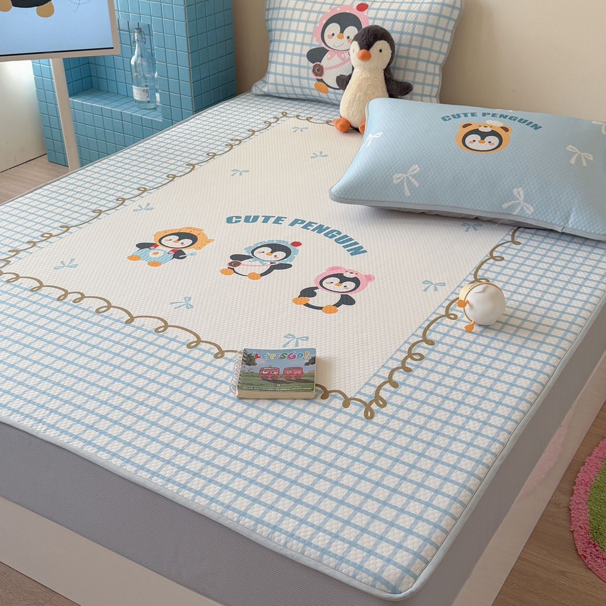 91家纺网 家纺一手货源 找家纺 Sweet dreams甜梦 2026新款A类数码印花凉感豆豆床笠款凉席--大版 三只企鹅